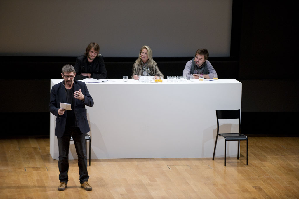 Claude Closky, 'Private View' (3), Brice Beaugier as 'Endre', Mark Cresswell as 'Ed', Alexandra Stewart as 'Jenny', Yvonnick Muller as 'Bruce', Auditorium du Louvre, 21-10-2011. Photo Marc Domage